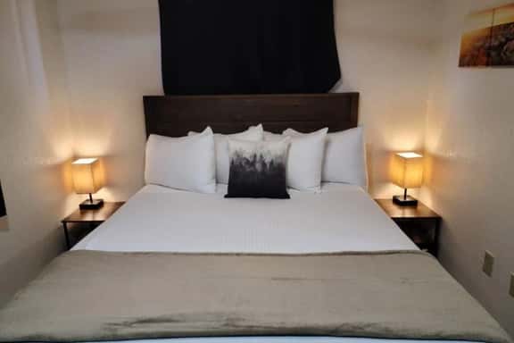 70A Studio w/Kitchenette near Grand Canyon South Rim Sleeps 4 - Image 1