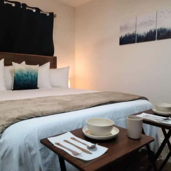 70B Studio w/Kitchenette near Grand Canyon South Rim Sleeps 4 - Image 1